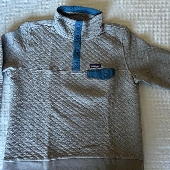 Patagonia Jackets & Blazers - Patagonia Gray Quilted Pullover with Blue Accents